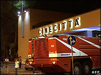 Carro de bombeiros em frente à Cinecittà