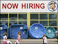 Cartaz em loja de brinquedos anuncia contratações