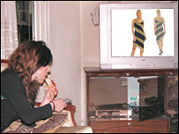 دختر ایرانی  یک کانال مد را تماشا می کند ،عکس از راحله عسگر زاده