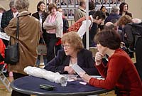 Arbenigwyr yn bwrw golwg dros hen greiriau yn y Bala.