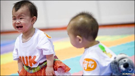 香港某婴儿爬行大赛上一名参赛婴儿号啕大哭（新华社图片7/8/2010）