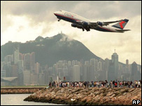 Pessoas assistem a uma das últimas decolagens do aeroporto de Kai Tak, em Hong Kong, em julho de 1998 (Arquivo/Associated Press)