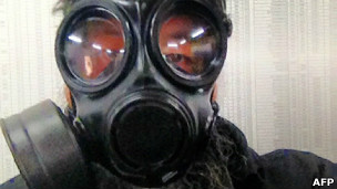 艾未未戴著防毒面具