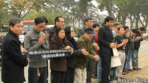 Đoàn tưởng niệm 17/2 ở Hà Nội