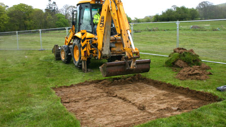 Cloddio ar faes yr Urdd