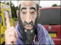 policial Colin Terry fanstasiado de Osama Bin Laden