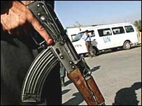 مامور پليس افغانستان در نزديکی محل انفجار در کابل