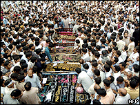 Enterro de mortos na explosão na cidade de Sialkot