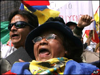 Protestos em frente ao Congresso do Equador