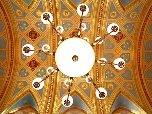 Locarno接待室是整个外交部最大的房间，房顶用镏金绘制了黄道十二宫图案。