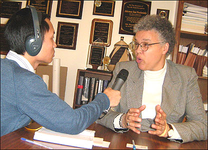 Nguyễn Hùng phỏng vấn Toni Preckwinkle ở Chicago