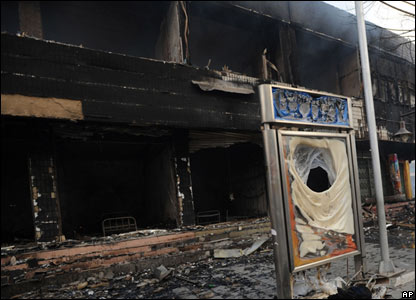 Một tòa nhà bị đốt cháy ở Lhasa hôm 14.03