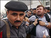 Cảnh sát bắt người biểu tình