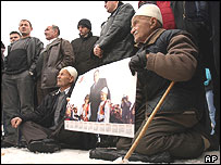 هواداران راموش هارادينای در فرودگاه پريستينا