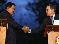 Hugo Chavez ve Kolombiya Cumhurbaşkanı Alvaro Uribe