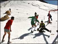 O presidente da Bolívia, Evo Morales, jogando futebol em local de alta altitude 