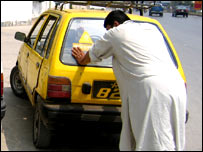 سی این جی کی کمی سے پریشان ٹیکسی ڈرائیور(فائل فوٹو)