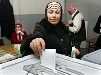 Oy kullanan Filistinli kadın