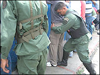 Guarda venezuelano aborda pedestres em Caracas