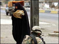 Mulher passa em frente a soldado pouco após atentado em frente a delegacia