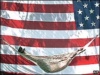 Consumidor americano descansa numa rede