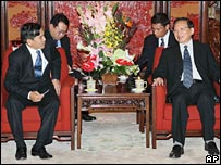 Đặc sứ Đường Gia Triền (bên phải) gặp ngoại trưởng Miến Điện