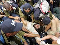 गज़ा से हटने का विरोध करते लोग