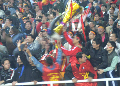 Các cổ động viên giơ cúp tự làm