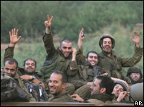 Soldados israelenses retornam do sul do Líbano para Israel após início do cessar-fogo