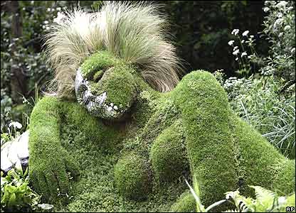 Çimden kadın heykeli