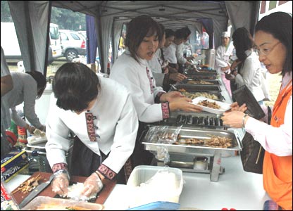 Khu ẩm thực do các nhà hàng Hàn phụ trách