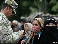 Phụ nữ tại điểm kiểm soát biên giới