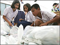 थाईलैंड के फुकेट में स्कूली बच्चे