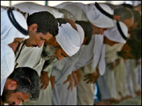 Iraquianos rezam na mesquita de Fallujah onde aconteceu o ataque.