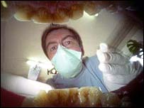 Justin Quinnel fotografou seu dentista em ação