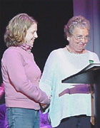 Fflur Dafydd yn cael ei llongyfarch gan Carys Tudor Williams oedd yn arwain y seremoni