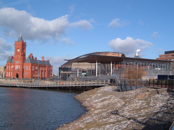 Golygfa o brif adeiladau'r bae