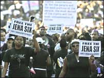 Manifestação contra o racismo em Jena, sul dos Estados Unidos