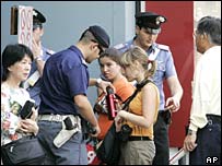 ماموران پليس کيف دستی گردشگران را در نزديکی کليسای جامع ميلان جستجو می کنند