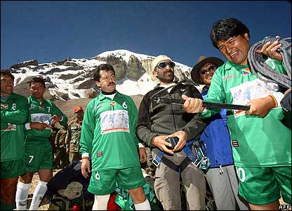 Evo Morales Samaja Dağı'nda futbol oynarken