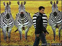 Pekin'de bir panonun önünden geçen adam