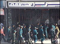 ماموران پليس در خيابان انقلاب (عکس از ايلنا)