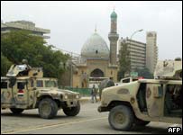 Forças de segurança nos arredores da Rua Haifa em Bagdá