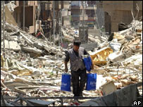 Homem anda por ruínas de prédios no sul do Líbano