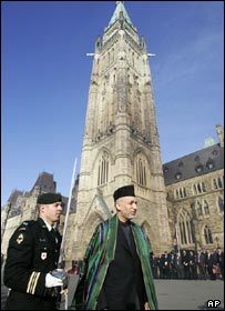 کرزی در هنگام ورود به پارلمان کانادا