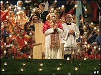 پاپ بنديکت شانزدهم در جريان دعای شامگاهی روز شنبه