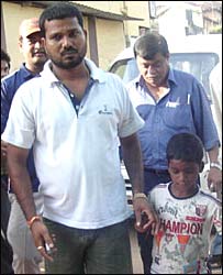 बुधिया अपने कोच बिरंची दास के साथ