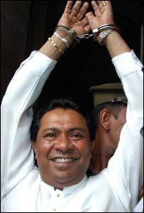 SB Dissanayake taken to prison after the judgement (photo Sena Vidanagama)