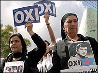 Rumlar ellerinde hayır anlamına gelen Yunanca pankartlar taşıyor