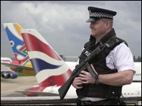 हीथ्रो हवाई अड्डे पर सुरक्षाकर्मी